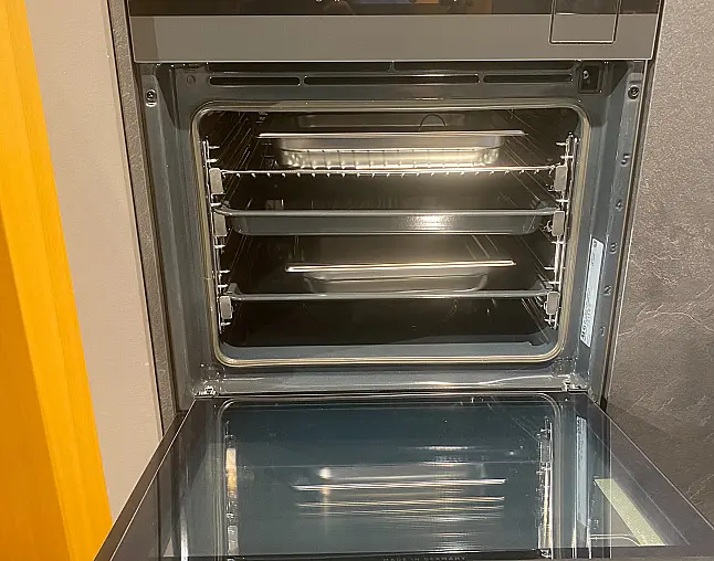 Moderne Küche in Grauschiefer mit Zugang zum Vorratsraum