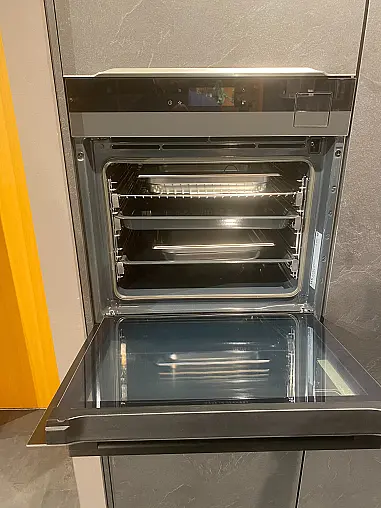 Moderne Küche in Grauschiefer mit Zugang zum Vorratsraum