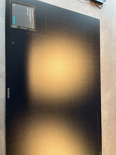 Ausstellungsküche Comet Spachtelbeton Graphit mit Bali Sommereiche Repro