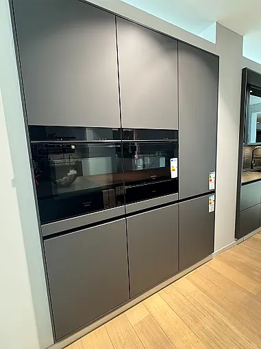 Designküche mit Griffmulde