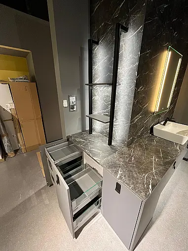 Exklusives Badezimmer / Waschtisch / Schränke - Eckplanung - Messestück - sofort verfügbar