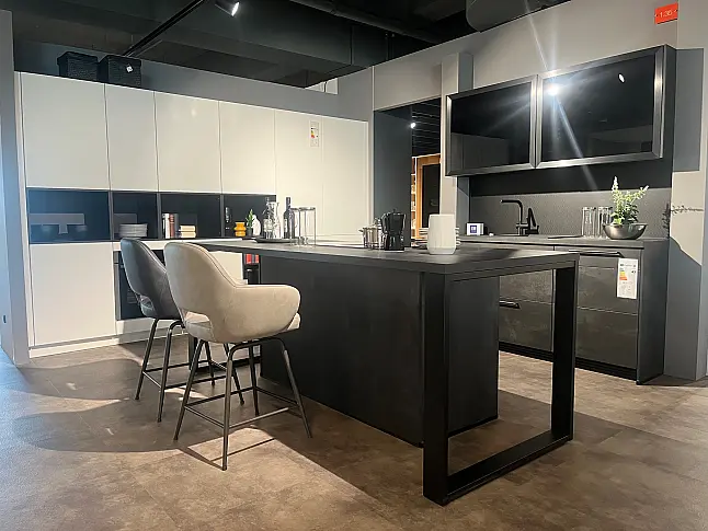 Design-Inselküche in schwarz weiß mit Betonoptik