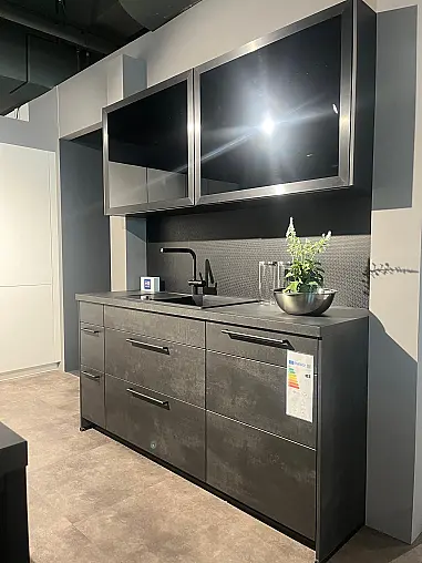 Design-Inselküche in schwarz weiß mit Betonoptik