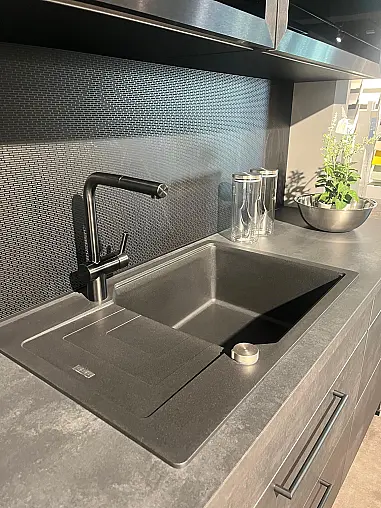 Design-Inselküche in schwarz weiß mit Betonoptik