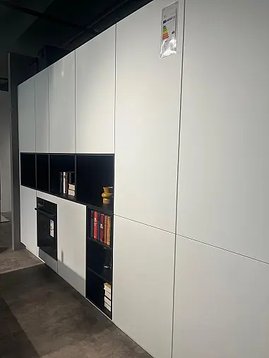 Design-Inselküche in schwarz weiß mit Betonoptik