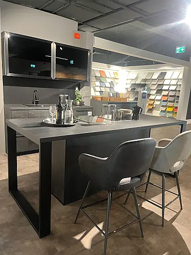 Design-Inselküche in schwarz weiß mit Betonoptik