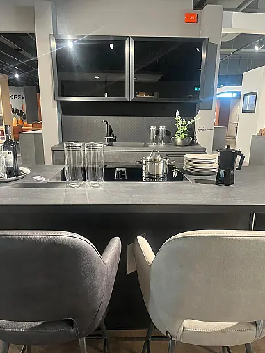 Design-Inselküche in schwarz weiß mit Betonoptik