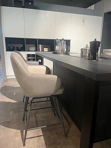 Design-Inselküche in schwarz weiß mit Betonoptik
