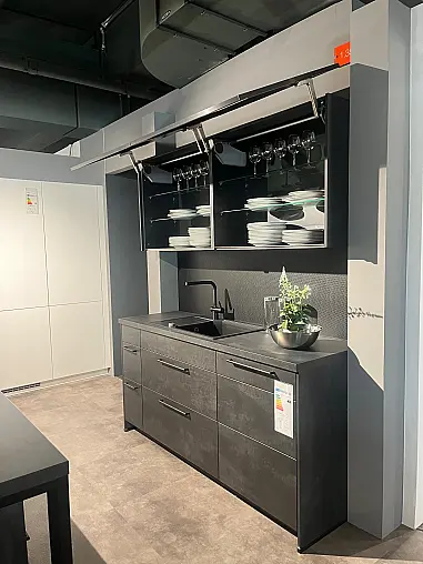 Design-Inselküche in schwarz weiß mit Betonoptik
