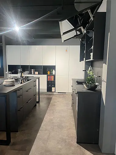 Design-Inselküche in schwarz weiß mit Betonoptik