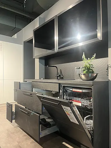 Design-Inselküche in schwarz weiß mit Betonoptik