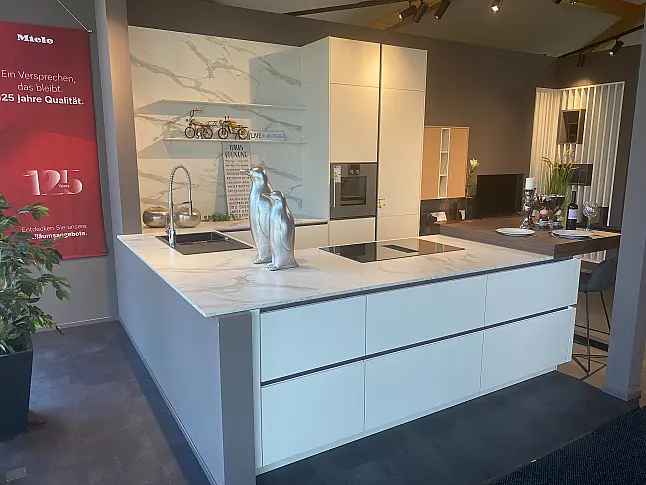 Elegante weiße Küche mit Keramik-Arbeitsplatte in Marmoroptik