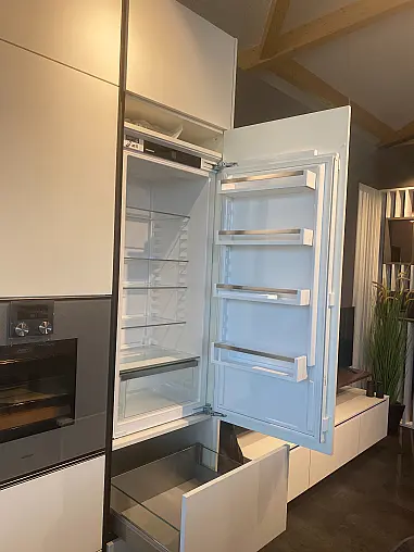 Elegante weiße Küche mit Keramik-Arbeitsplatte in Marmoroptik