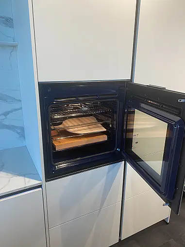 Elegante weiße Küche mit Keramik-Arbeitsplatte in Marmoroptik