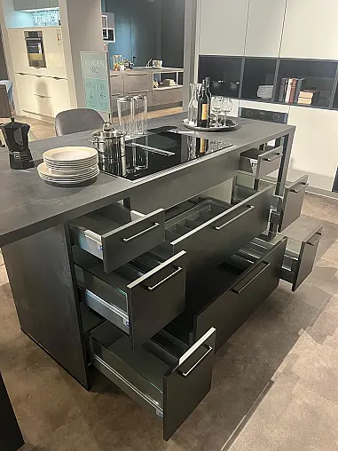 Design-Inselküche in schwarz weiß mit Betonoptik