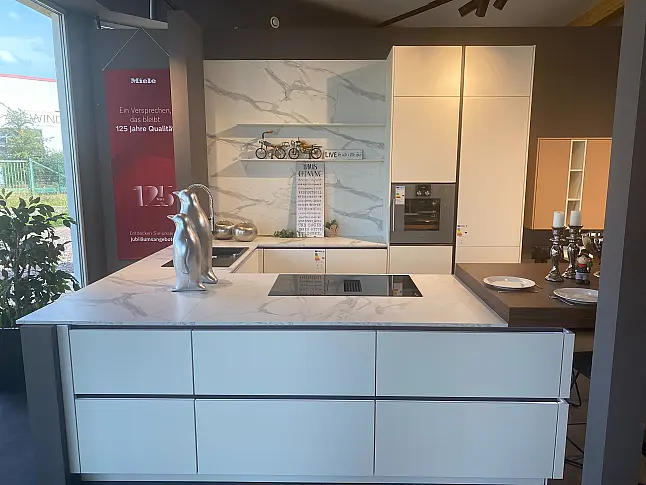 Elegante weiße Küche mit Keramik-Arbeitsplatte in Marmoroptik