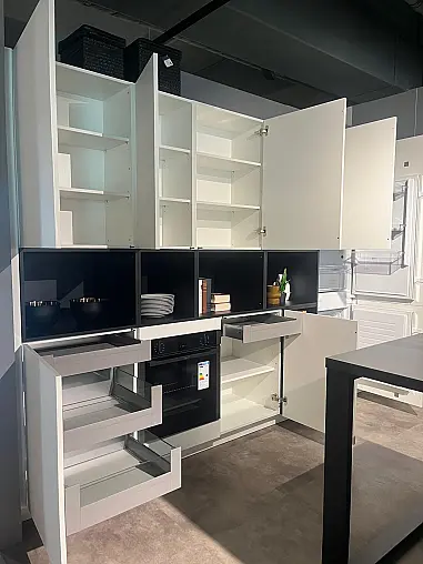 Design-Inselküche in schwarz weiß mit Betonoptik