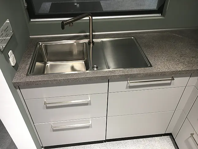 Exklusive Messeküche - U-Küche auf kleinem Raum perfekt ausgenutzt - Lacklaminat Steingrau - XL