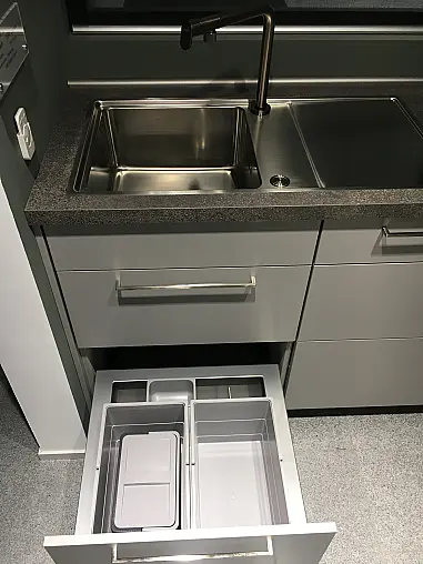 Exklusive Messeküche - U-Küche auf kleinem Raum perfekt ausgenutzt - Lacklaminat Steingrau - XL