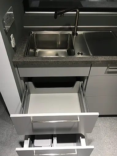 Exklusive Messeküche - U-Küche auf kleinem Raum perfekt ausgenutzt - Lacklaminat Steingrau - XL