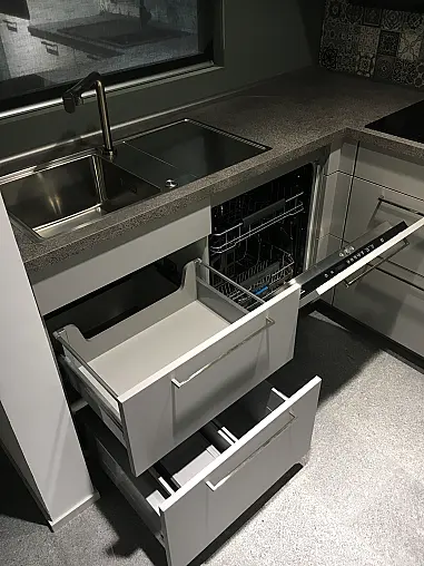 Exklusive Messeküche - U-Küche auf kleinem Raum perfekt ausgenutzt - Lacklaminat Steingrau - XL