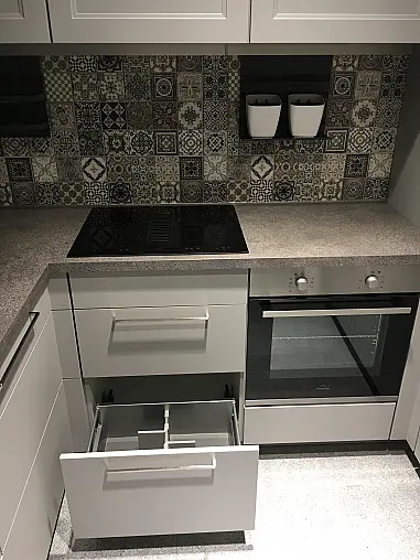Exklusive Messeküche - U-Küche auf kleinem Raum perfekt ausgenutzt - Lacklaminat Steingrau - XL
