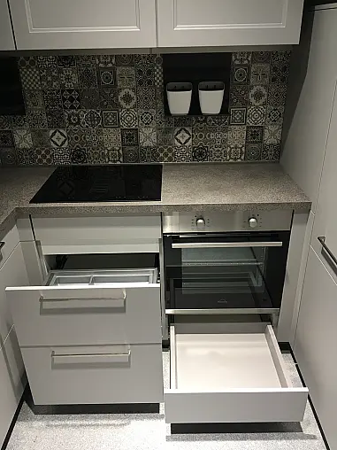 Exklusive Messeküche - U-Küche auf kleinem Raum perfekt ausgenutzt - Lacklaminat Steingrau - XL