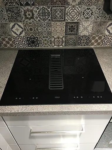 Exklusive Messeküche - U-Küche auf kleinem Raum perfekt ausgenutzt - Lacklaminat Steingrau - XL