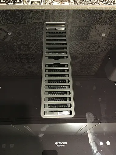 Exklusive Messeküche - U-Küche auf kleinem Raum perfekt ausgenutzt - Lacklaminat Steingrau - XL