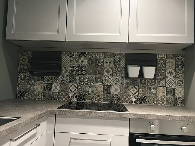 Exklusive Messeküche - U-Küche auf kleinem Raum perfekt ausgenutzt - Lacklaminat Steingrau - XL