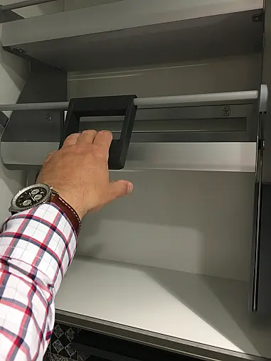 Exklusive Messeküche - U-Küche auf kleinem Raum perfekt ausgenutzt - Lacklaminat Steingrau - XL