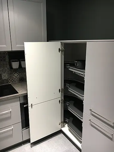 Exklusive Messeküche - U-Küche auf kleinem Raum perfekt ausgenutzt - Lacklaminat Steingrau - XL