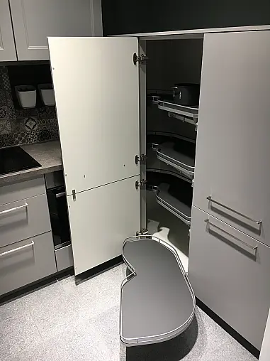 Exklusive Messeküche - U-Küche auf kleinem Raum perfekt ausgenutzt - Lacklaminat Steingrau - XL