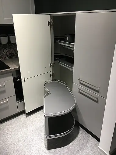 Exklusive Messeküche - U-Küche auf kleinem Raum perfekt ausgenutzt - Lacklaminat Steingrau - XL