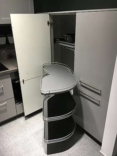Exklusive Messeküche - U-Küche auf kleinem Raum perfekt ausgenutzt - Lacklaminat Steingrau - XL