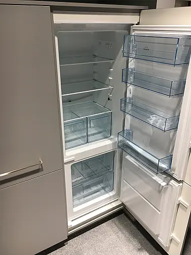 Exklusive Messeküche - U-Küche auf kleinem Raum perfekt ausgenutzt - Lacklaminat Steingrau - XL