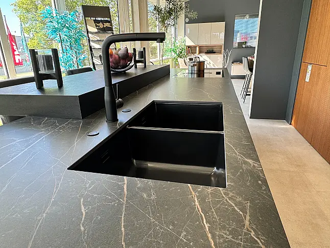 Ballerina Smart Glas satiniert sandgrau Rosso Nussbaum Furnier mit hochwertigen Neff Geräte Abholung in Herne