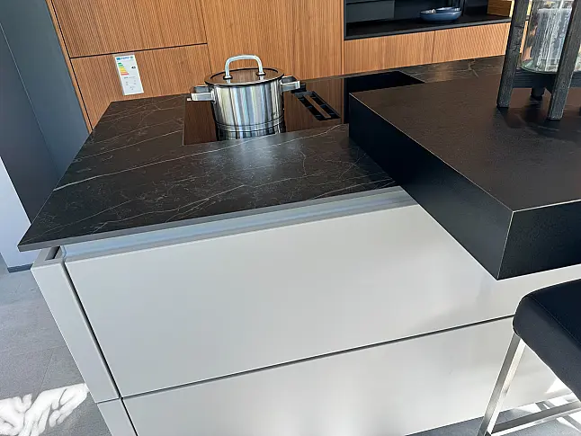 Ballerina Smart Glas satiniert sandgrau Rosso Nussbaum Furnier mit hochwertigen Neff Geräte Abholung in Herne