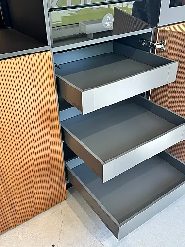 Ballerina Smart Glas satiniert sandgrau Rosso Nussbaum Furnier mit hochwertigen Neff Geräte Abholung in Herne