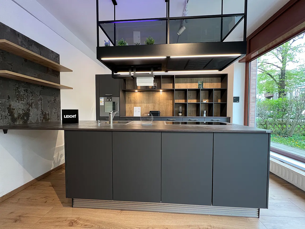 LEICHT BONDI Inselküche in Carbongrau mit Dekton-Platte in Berlin