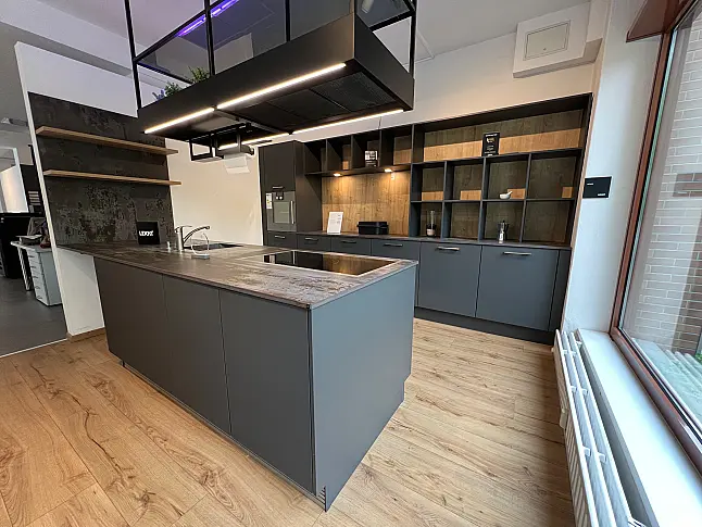 Hochwertige LEICHT Küche mit Dekton Arbeitsplatte und Gaggenau Geräten