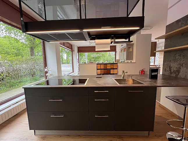 Hochwertige LEICHT Küche mit Dekton Arbeitsplatte und Gaggenau Geräten