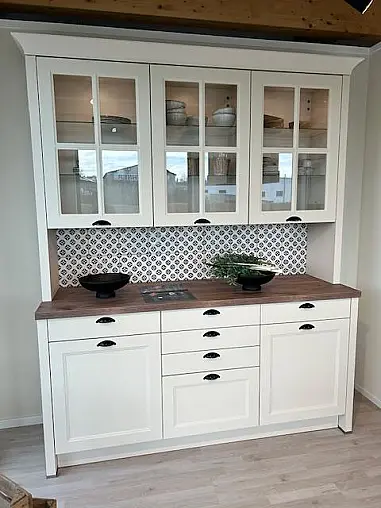 Elegante Landhausküche mit Insel und Buffet-Schrank, crema-magnolie
