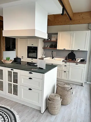 Elegante Landhausküche mit Insel und Buffet-Schrank, crema-magnolie