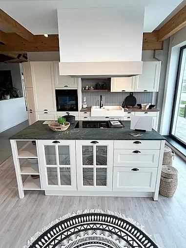 Elegante Landhausküche mit Insel und Buffet-Schrank, crema-magnolie