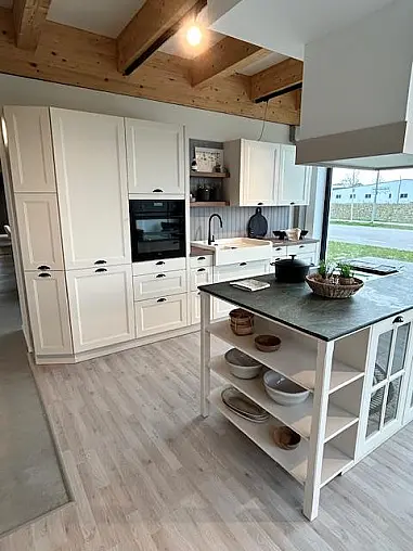 Elegante Landhausküche mit Insel und Buffet-Schrank, crema-magnolie