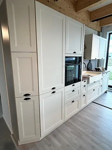 Elegante Landhausküche mit Insel und Buffet-Schrank, crema-magnolie