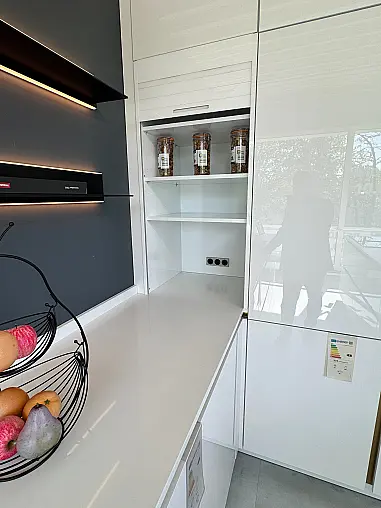 Ballerina schneeweiß DirectLACK hochgl. mit Miele Geräte und Quatz Arbeitsplatte mit Keramik Spüle Abholung in Herne