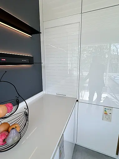 Ballerina schneeweiß DirectLACK hochgl. mit Miele Geräte und Quatz Arbeitsplatte mit Keramik Spüle Abholung in Herne