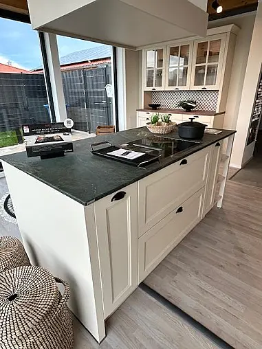 Elegante Landhausküche mit Insel und Buffet-Schrank, crema-magnolie